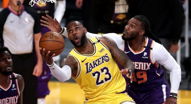 开云体育-皇帝引领湖人第三节风暴 詹姆斯状态正在回暖